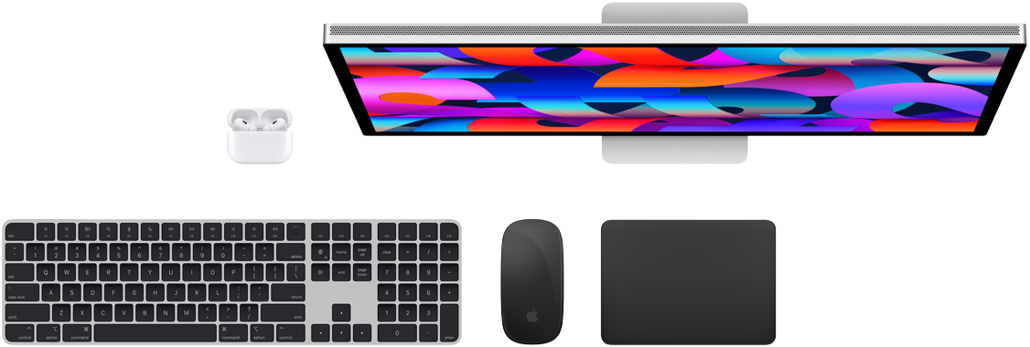 Mac-tillbehören Studio Display, AirPods, Magic Keyboard, Magic Mouse och Magic Trackpad sedda ovanifrån